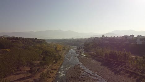 El-Río-En-Havelian-En-Pakistán-Que-Lo-Separa-De-La-Ciudad-De-Abbottabad-En-La-Provincia-De-Khyber-Pakhtunkhwa