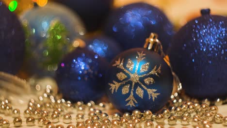 adornos de navidad azules con cuentas de plata