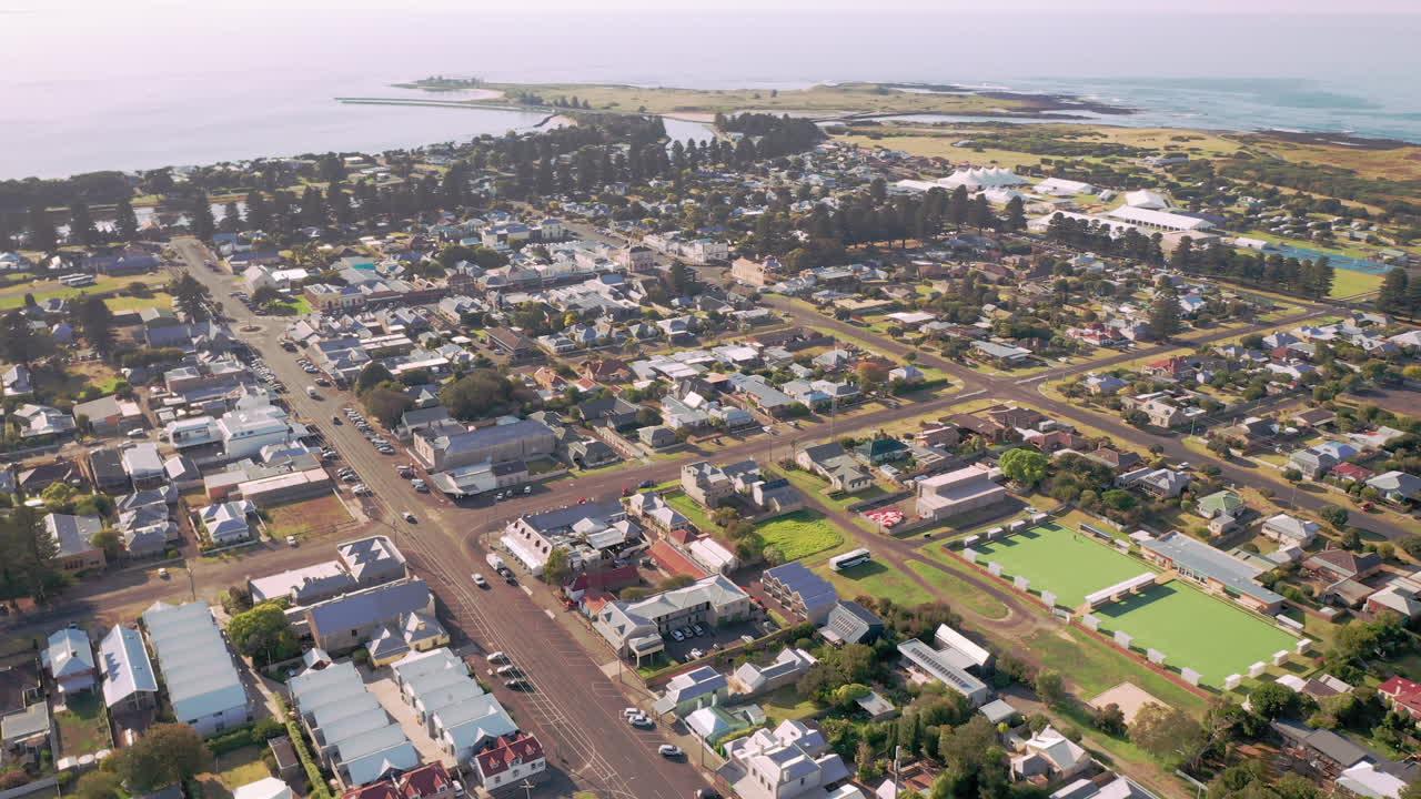 호주의 아름다운 여름날 주요 도로에서 자동차를 운전하는 작은 마을의 공중 탑다운