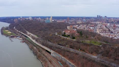 Vista-Panorámica-Aérea-Sobre-La-Vía-Verde-Del-Río-Hudson-Y-Los-Claustros-En-El-Parque-Fort-Tryon,-Nueva-York