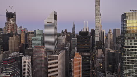 NYC-New-York-Luftaufnahme-V358---Tiefflug-Einer-Drohne-Durch-Midtown-Manhattan,-Die-Die-Ruhige-Atmosphäre-Der-Dicht-Besiedelten-Wolkenkratzer-Und-Der-Stadtlandschaft-Im-Morgengrauen-Einfängt---Aufgenommen-Mit-Mavic-3-Pro-Cine---September-2023