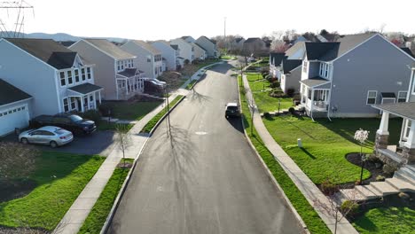 Casas-Americanas-Modernas-En-Un-Entorno-Idílico-De-Primavera