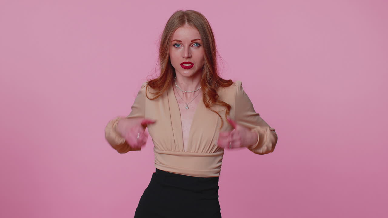 화가 난 사업가 여성이 분노한 표정으로 손을 들어 싸우고 갈등의 이유를 묻습니다.