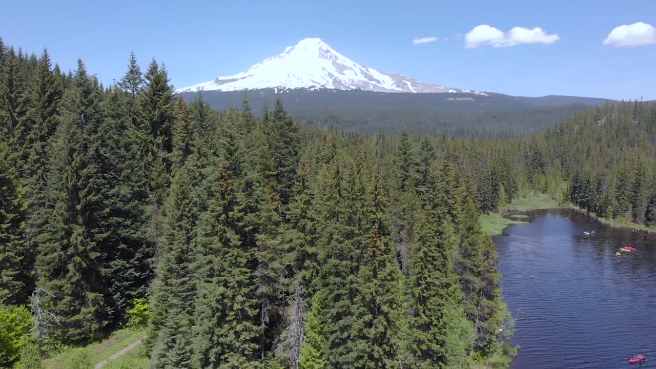 imágenes aéreas sobre el lago de montaña