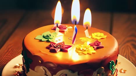 cerca de un pastel de cumpleaños con velas