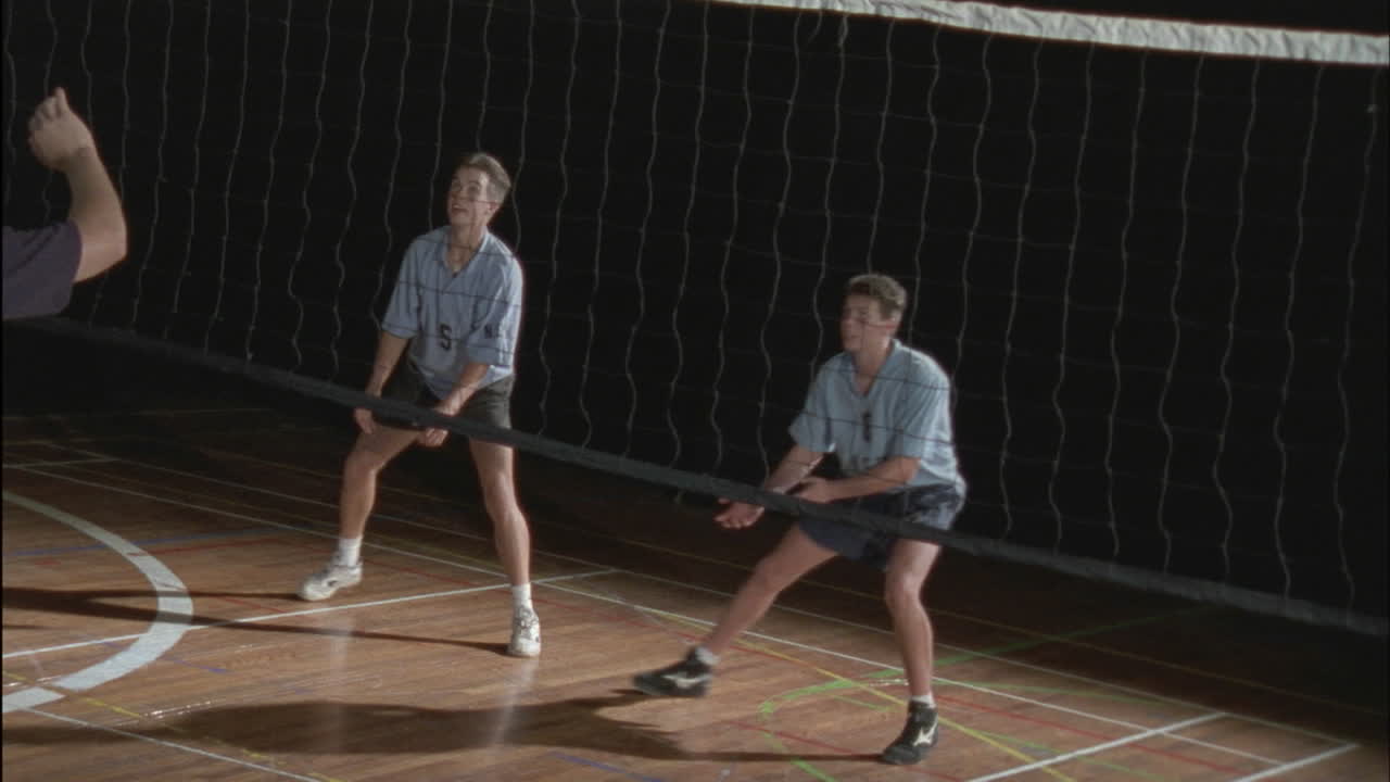 남자 팀은 배구 경기를 한다