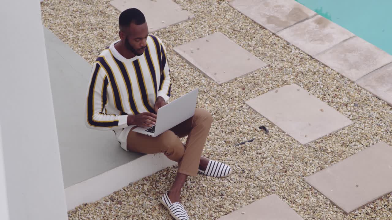 joven adulto disfrutando del tiempo en su casa