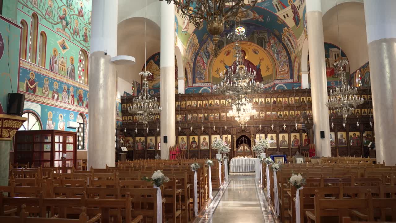 Un tour all'interno di una chiesa ortodossa in Grecia rivela splendidi affreschi sulle pareti e icone lignee. I colori vivaci e i disegni intricati catturano l'attenzione