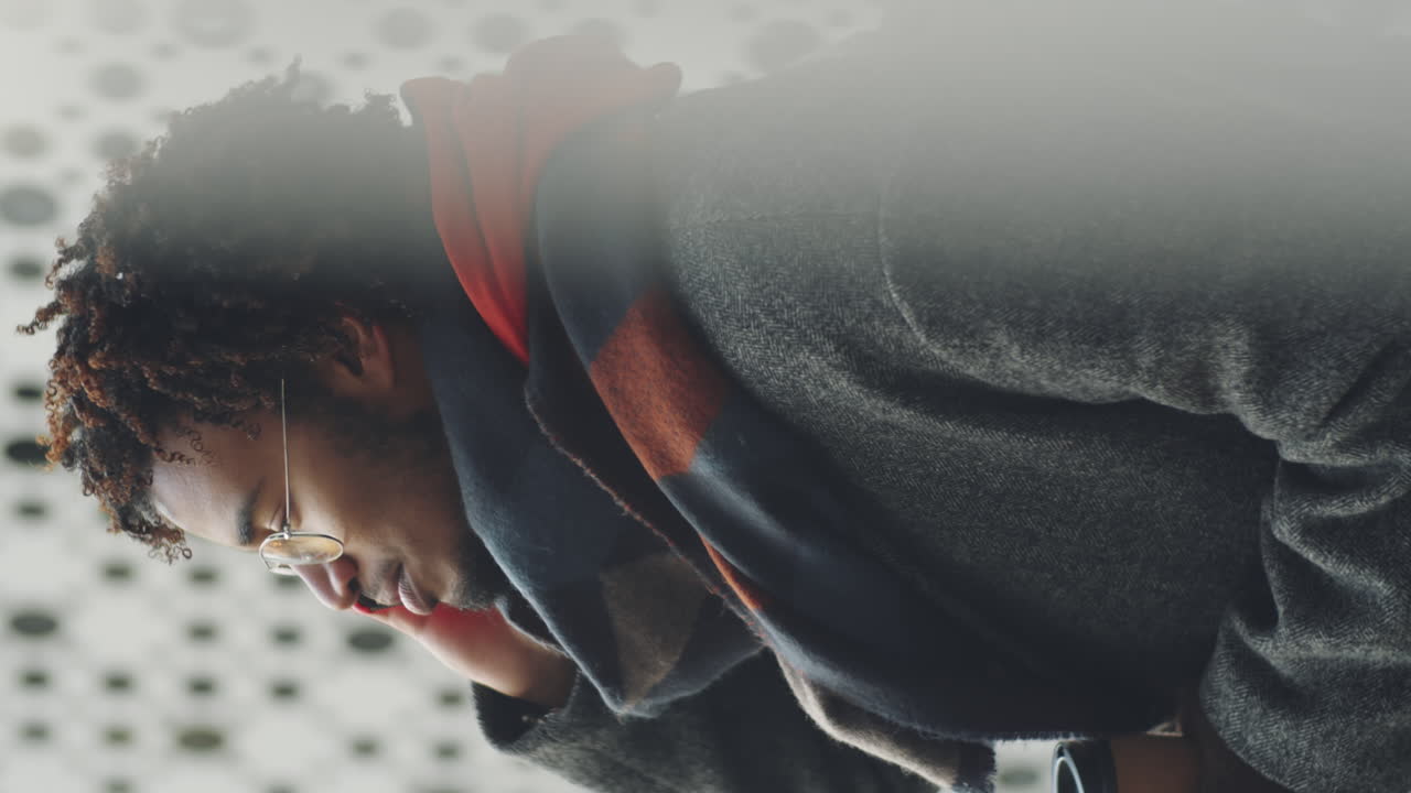 야외에서 전화 통화하는 남자