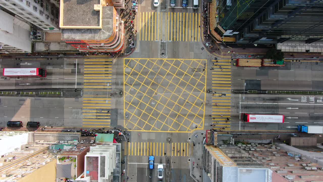 edificios del centro de hong kong, paso de peatones y tráfico, vista aérea a gran altura