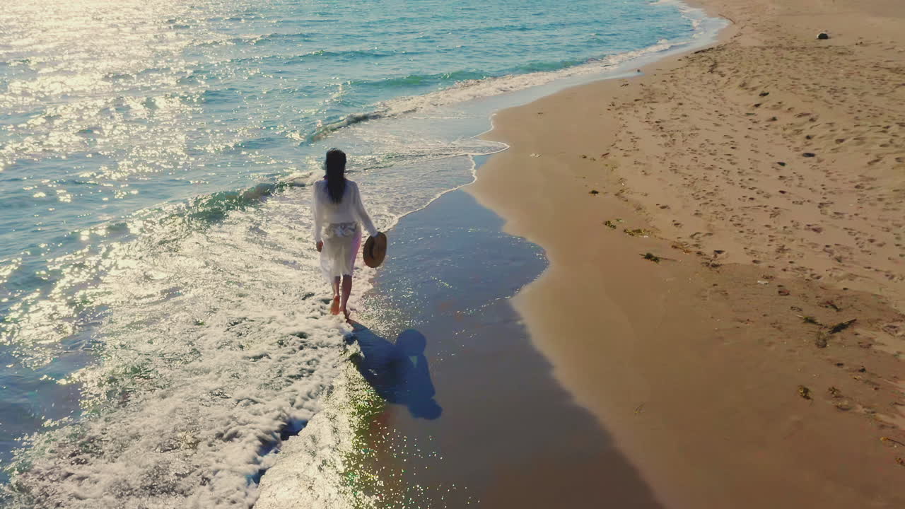 해변에서 고 있는 여자