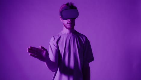 mann mit vr-headset im lila licht