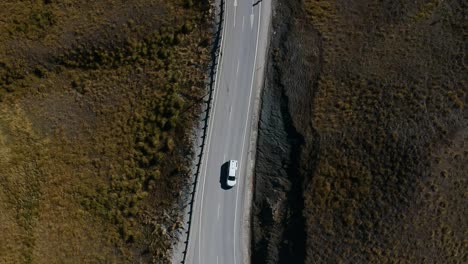 Toma-De-Drone-De-La-Carretera-De-Nueva-Zelanda-De-Arriba-Hacia-Abajo-Con-Autos