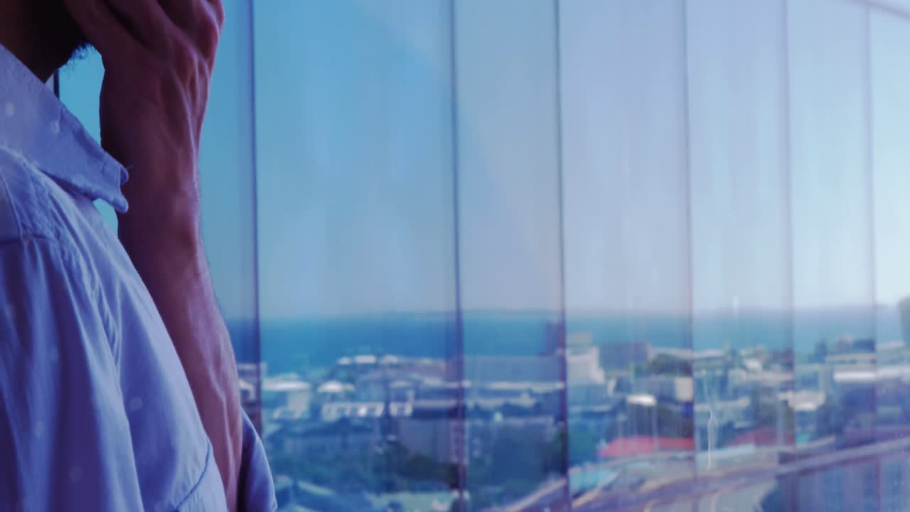 ejecutivo reflexivo usando teléfono móvil