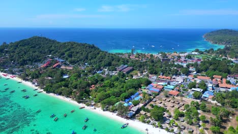 los barcos de cola larga de la playa en el agua turquesa