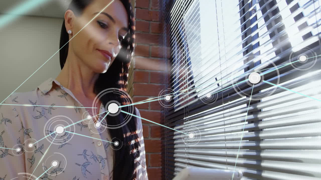 animación de la red de conexiones a través de una mujer de negocios caucásica usando una tableta en la oficina.