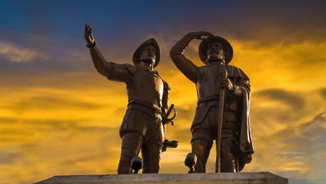 Slow-zoom-in,-time-lapse-of-Francisco-de-Montejo-monument-in-Merida,-Mexico-with-a-sunset-yellow-sky