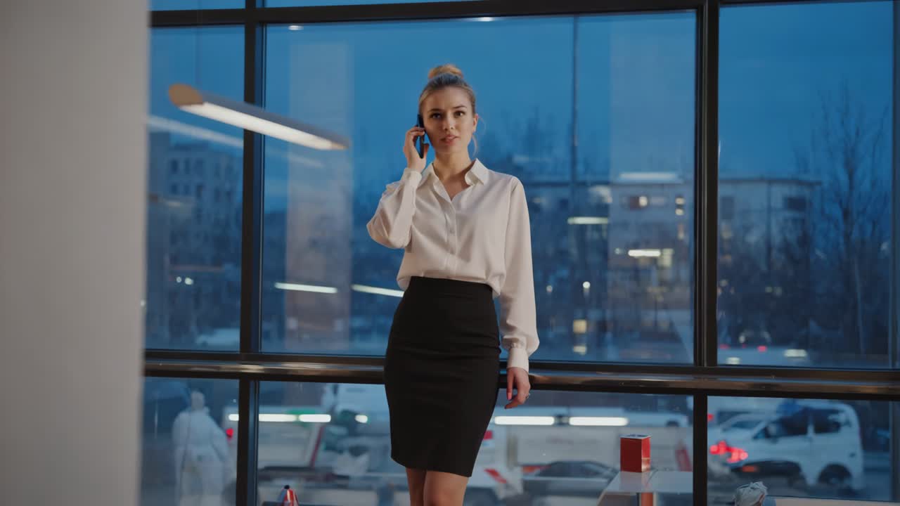 деловая женщина на телефонном звонке в офисе