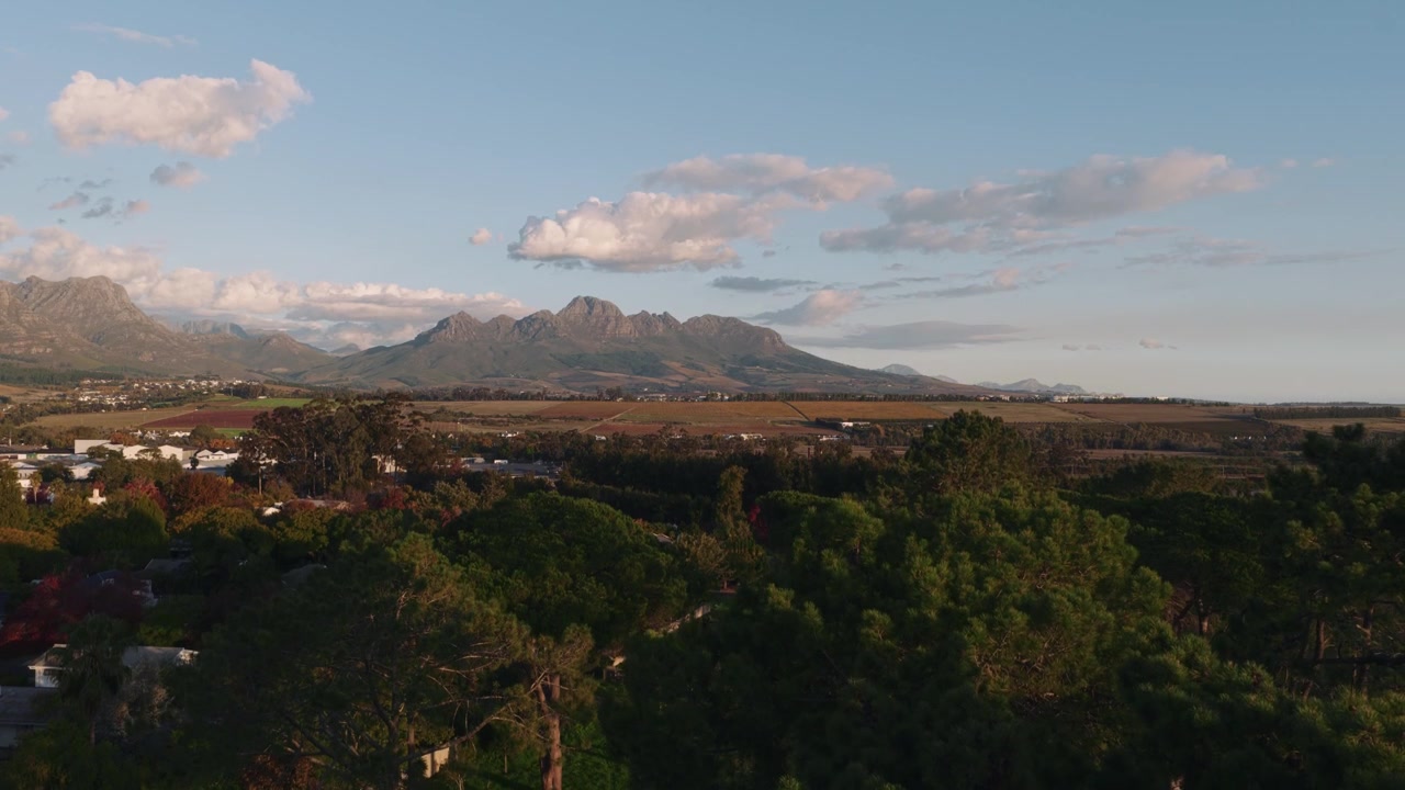 Decollo aereo in un parco che rivela un paesaggio montano, ampio 4K.