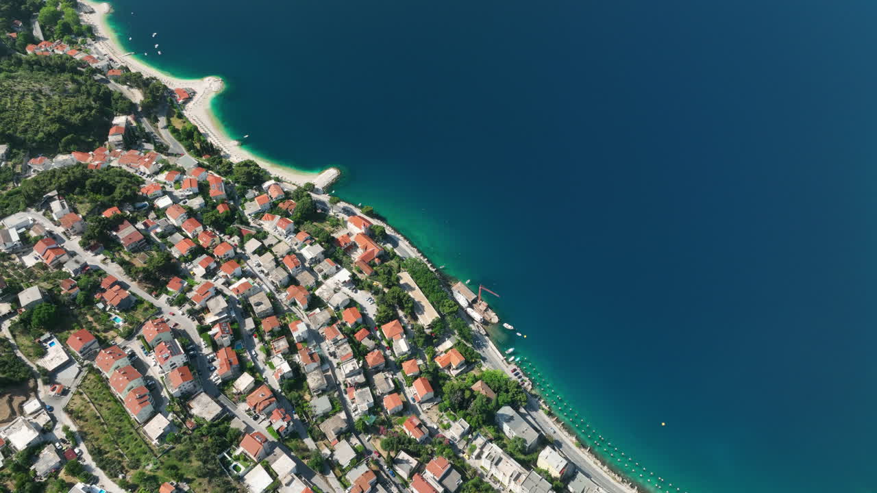 크로아티아 오미스(omis) 해안선의 도로 위에 있는 탑 뷰