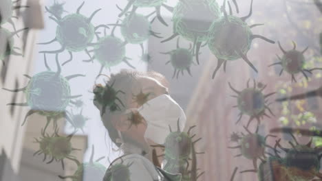 animación del macro virus y las células del coronavirus covid-19 que se propagan sobre una mujer que usa una máscara facial