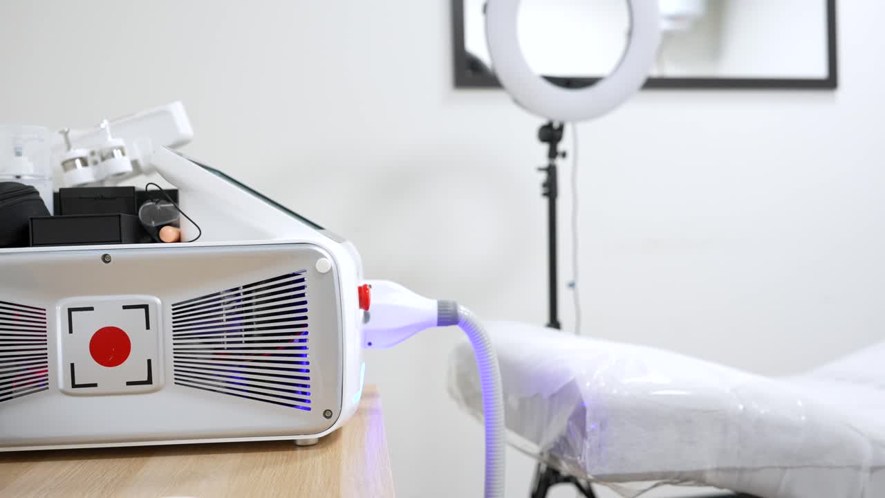 Gafas protectoras y máquina láser en una clínica moderna.