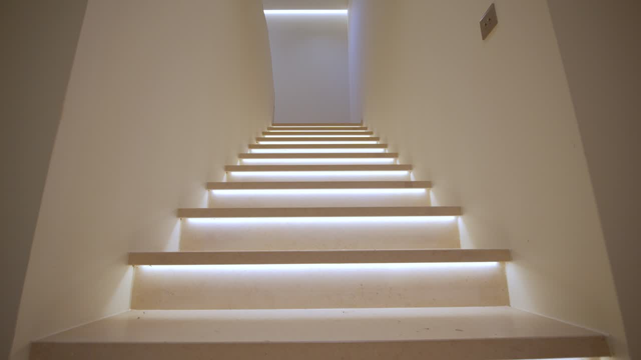 toma lenta y reveladora de escalones revestidos de led dentro de una casa