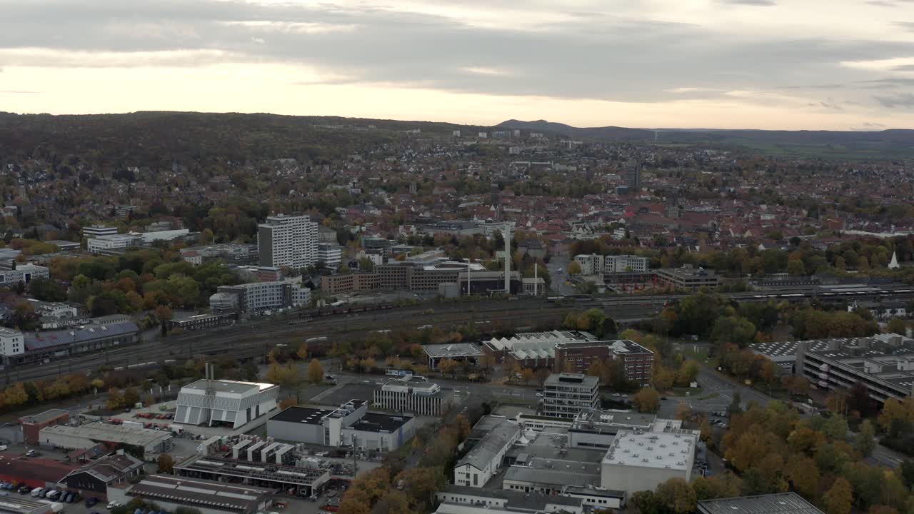 paisaje urbano aéreo de drones de una ciudad alemana típica