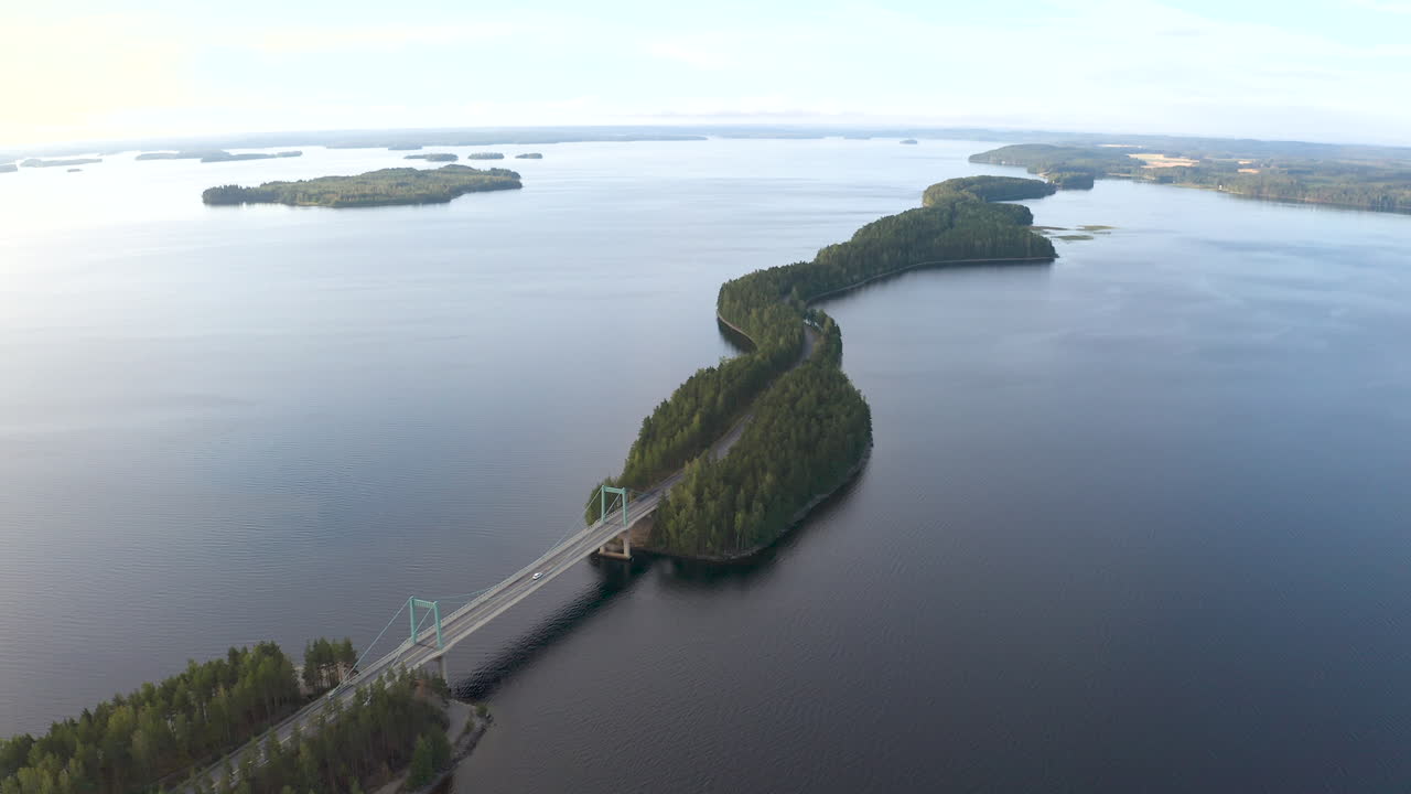 Veduta aerea di un volo sopra un'isola lunga e stretta in Finlandia