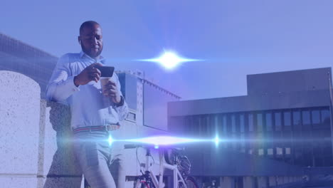 animación de puntos de luz sobre un hombre afroamericano usando un teléfono inteligente