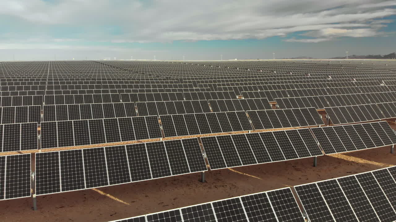 vista de un dron de un campo interminable de paneles solares