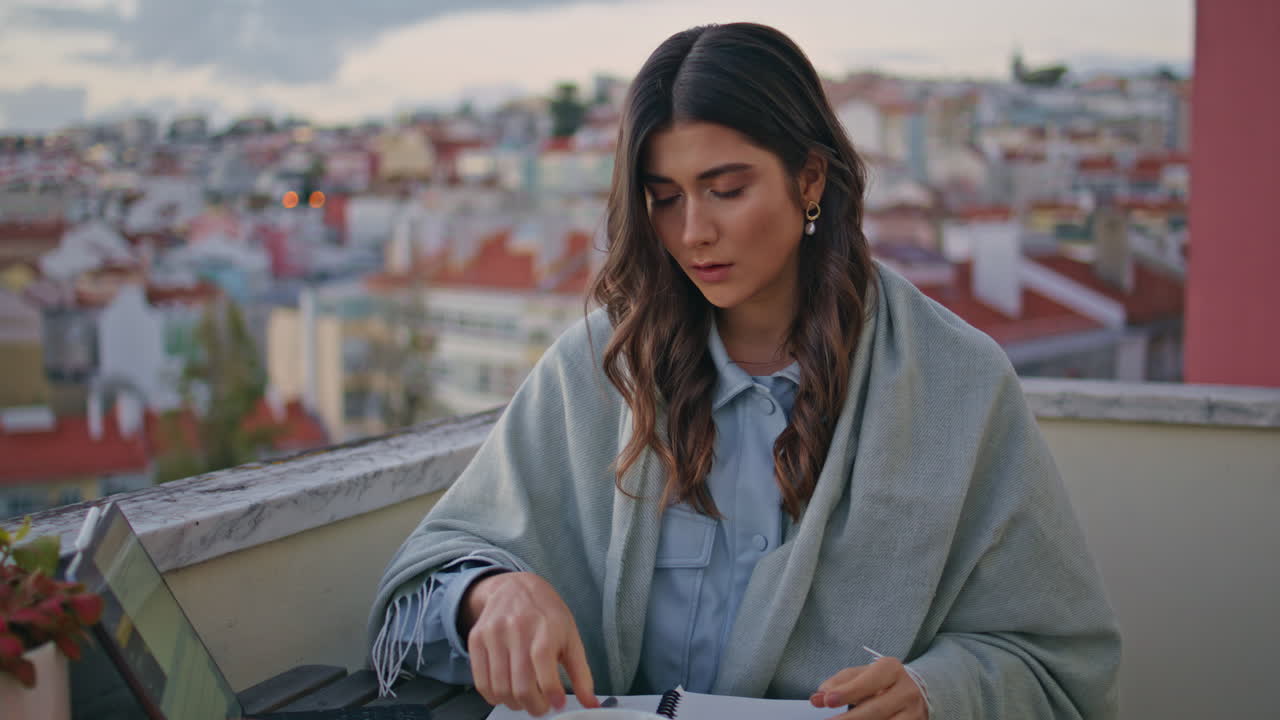 la señora autora sosteniendo el té trabajando en la terraza panorámica de primer plano. la chica usando la computadora portátil