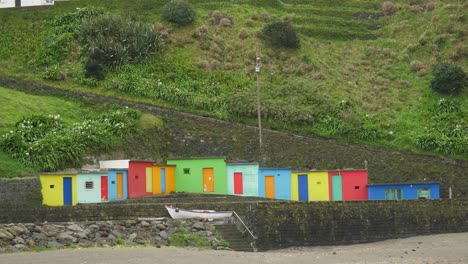 Bunte-Fischerhäuser---Porto-Formoso-Hafen,-Azoren