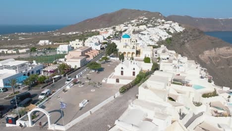 Begleiten-Sie-Hochzeitsreisende-Bei-Der-Erkundung-Der-Klippendörfer-Von-Santorin-Und-Ihrer-Liebesgeschichte,-Die-Sich-Inmitten-Der-Aussicht-Auf-Die-Insel-Entfaltet