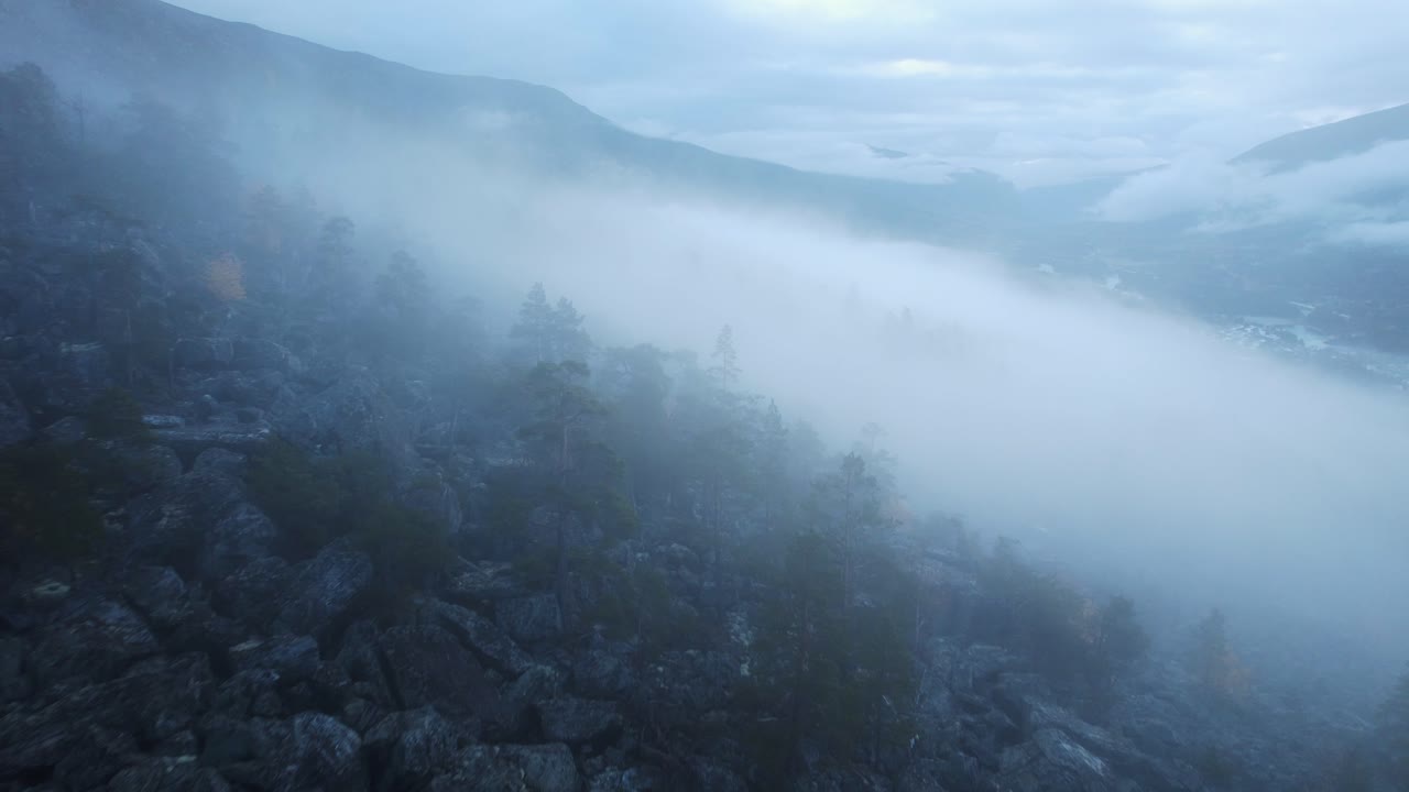 안개가 가득한 산 계곡