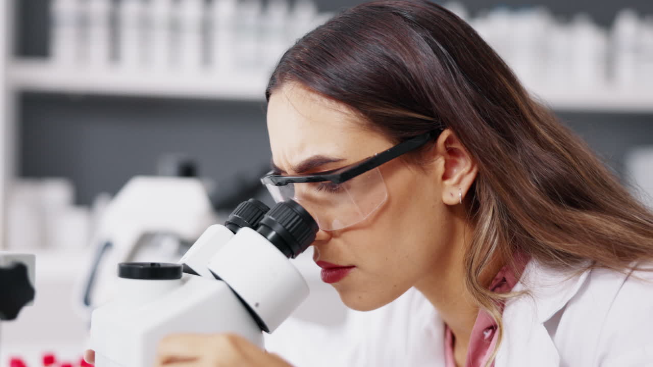 Scienza, ricerca e donna con microscopio