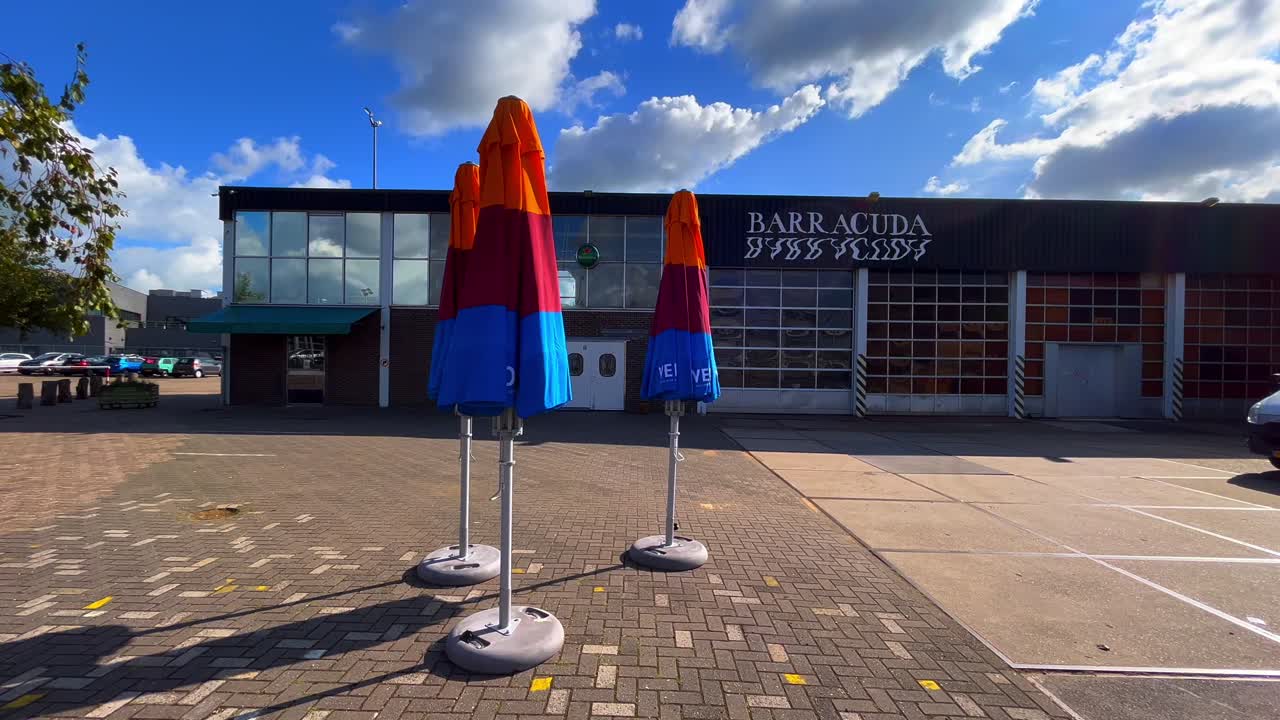 암스테르담 북부 에 있는 옛 차고 와 현재 레스토랑 인 바라쿠다 의 외관