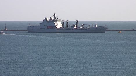 A-ship-at-anchor-in-the-Sound-viewed-from-the-Hoe-in-Plymouth,-Devon,-in-England