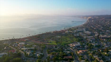 Luftdrohne-Fliegt-In-Richtung-La-Jolla-Beach-Pier,-Kalifornien