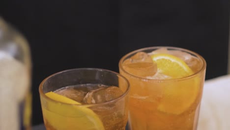 preparación de bebidas durante una fiesta de bodas