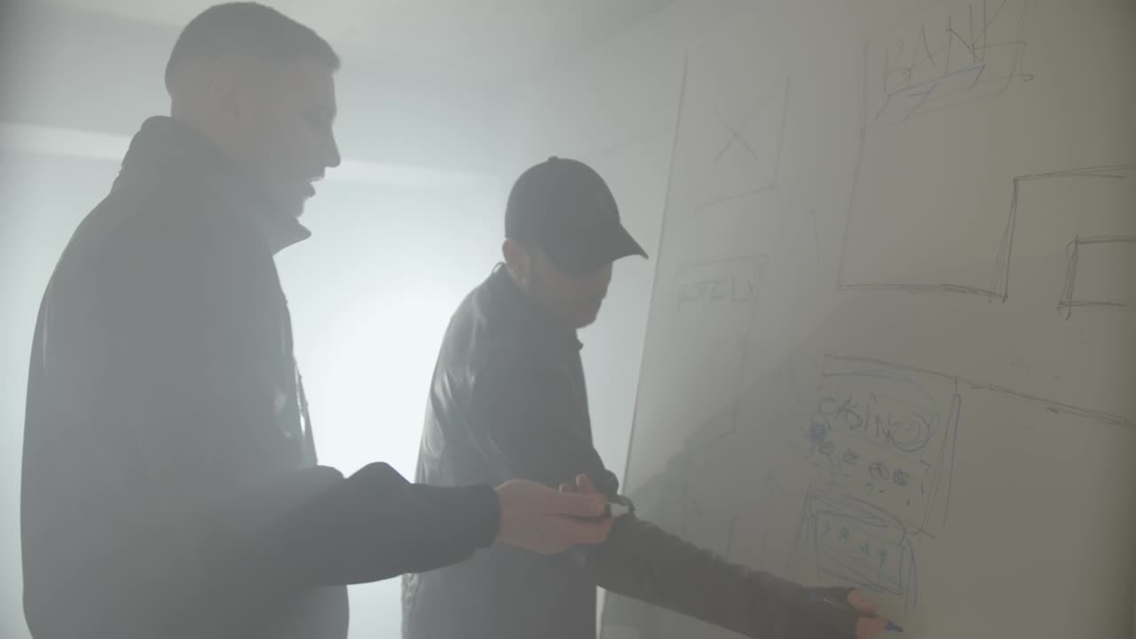 ladrones que planean un robo