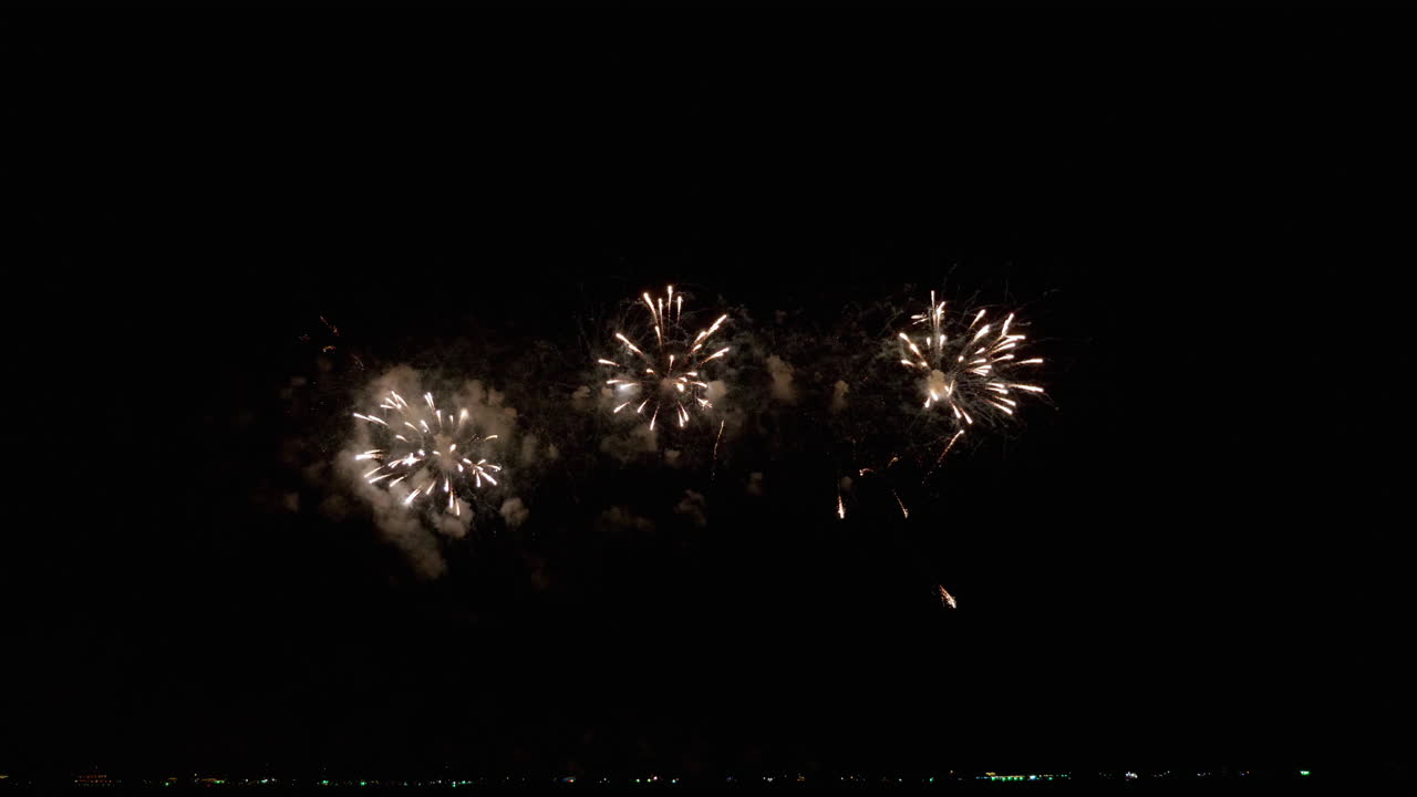 Disegni nel cielo di fuochi d'artificio al rallentatore