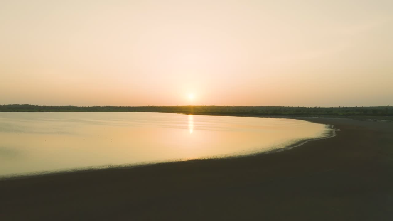puesta de sol sobre un lago tranquilo