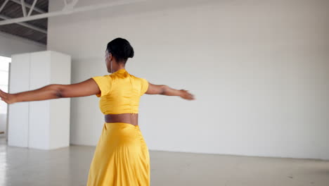 baile, vestido y una mujer negra para la actuación