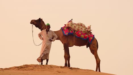 Cameleers,-camel-Drivers-at-sunset.-Thar-desert-on-sunset-Jaisalmer,-Rajasthan,-India.