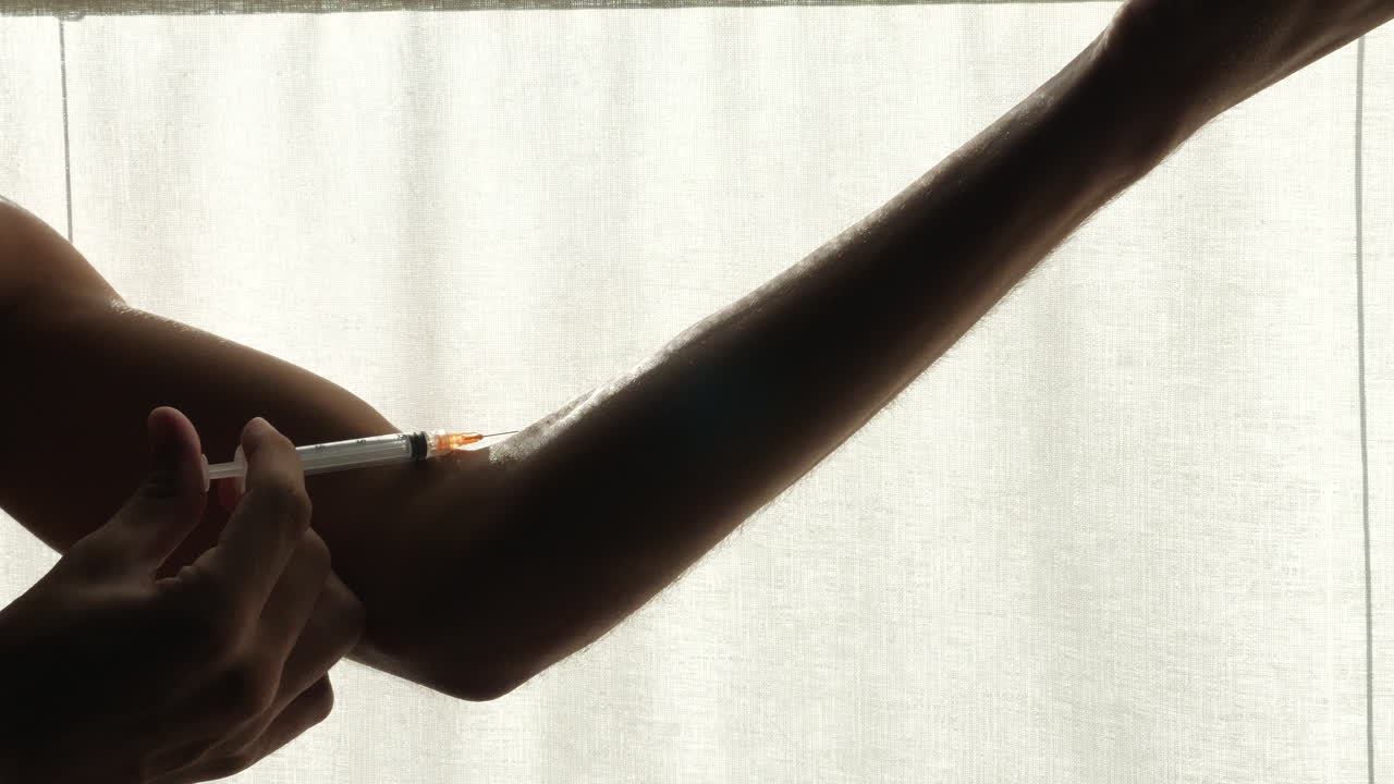 남성 손에 약을 넣은 일회용 주사기, 팔에 주사, 접종