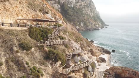 Luftaufnahme-In-4k-Einer-Holztreppe-Zu-Einem-Felsigen-Badeplatz-Auf-Mallorca