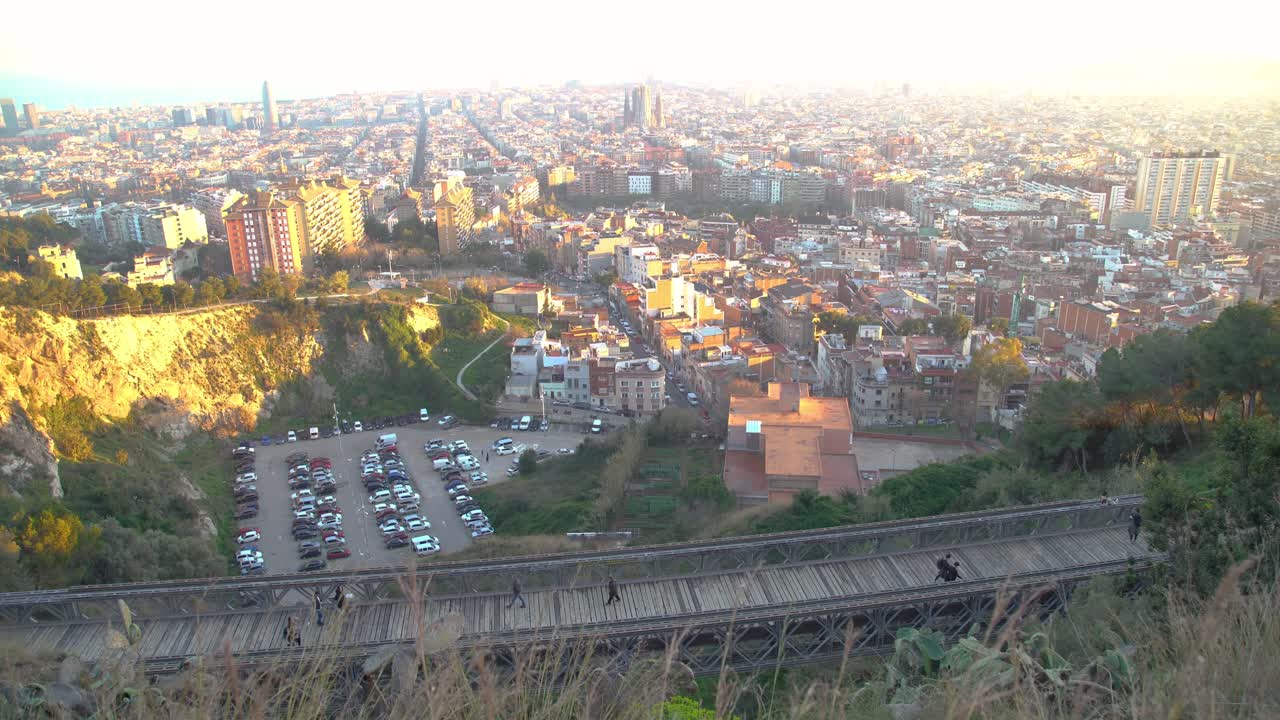 Ripresa a mano libera con vista dall'alto su un paesino nella città di Barcellona in una giornata luminosa.