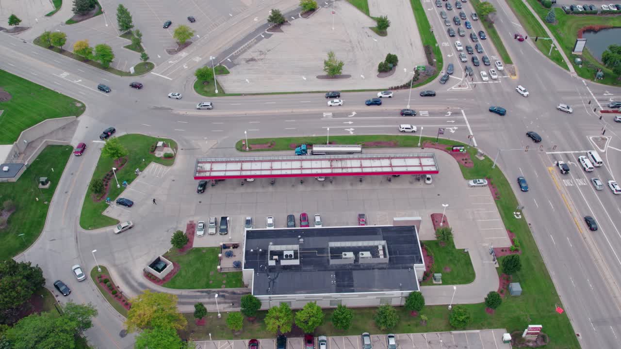 미국 일리노이 주 베르논 힐스에 있는 주유소에 주차하고 연료를 가져온 준 트럭  ⁇ 커의 공중 사진