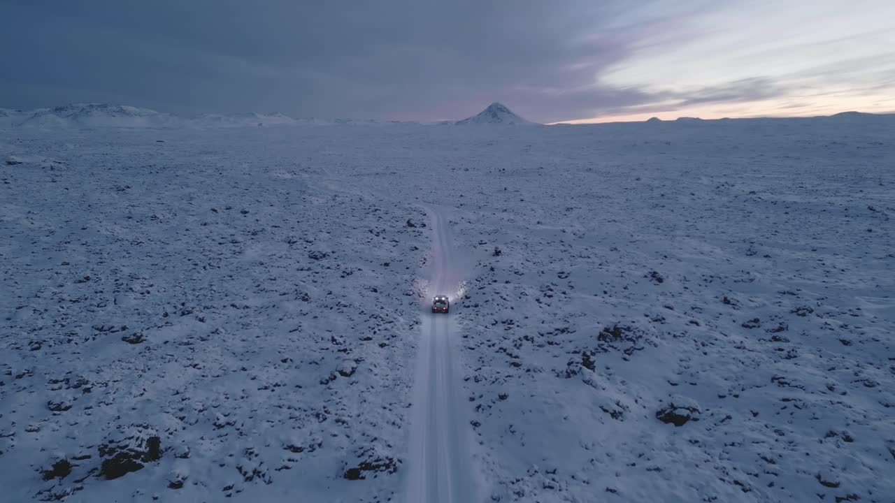 눈이 쌓인 미스터리한 화산 지대를 가로질러 아이슬란드 산을 향해